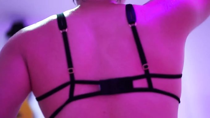 印度女仆在pov中与大鸡巴狂野做爱