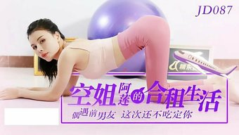 穿着高跟鞋的中国少女...