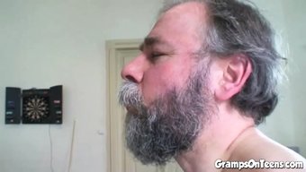 老夫妇和年轻夫妇进行...