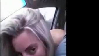 金发美女在开车时口交...