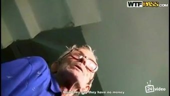 年轻女子与两个男人进...