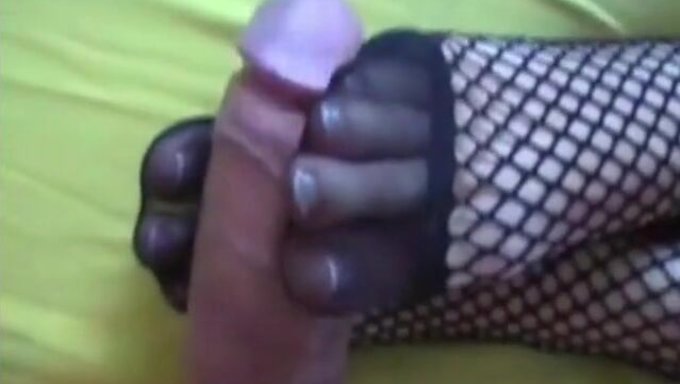 与成熟的熟女进行业余足交