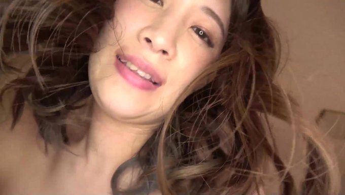 与minaho Aruga从后面进行惊人的手交和口交