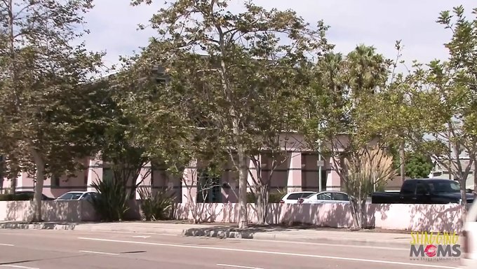 性欲旺盛的图书管理员被困惑的客户操得喉咙里满是精液