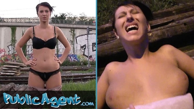 小头发和大自然胸部的业余棕发女郎提供公共邂逅