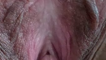 女孩们用手指和特写镜...