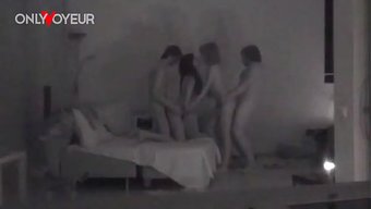 瘦瘦的骚货在度假时玩...