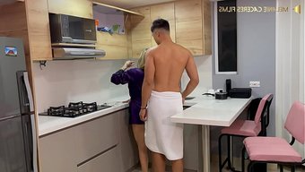 娇小的妹子一边挑逗着...