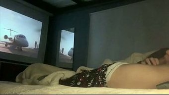 让我和继兄在电影之夜湿漉漉的扭动
