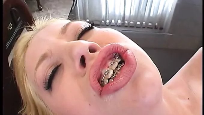 金发妓女在激烈的肛交动作中被拉伸屁股和阴道