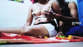 穿着性感内衣的少女女...