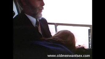 父亲在飞机上接受口交