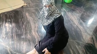 18岁的头巾女孩被诱惑和操
