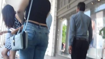 性感女孩的紧身牛仔裤...