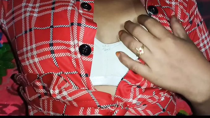 美国双性恋,拥有乳交的乳房和张开的阴户,被射精了