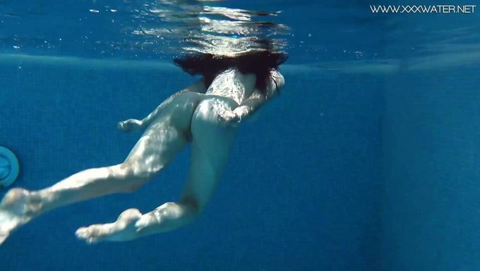 欧洲美女的大天然乳房在水中弹跳