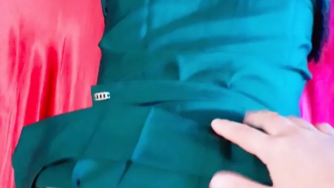 亚洲少女在课堂上和她的朋友调皮