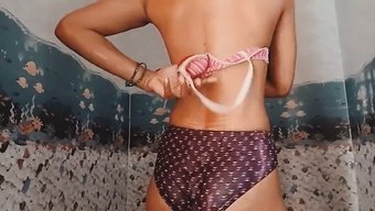 瘦弱的印度女孩,拥有...