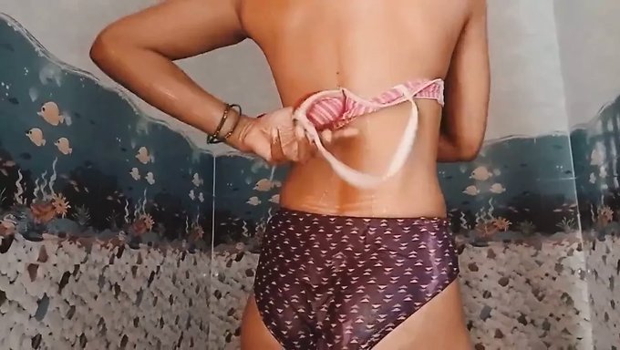 瘦弱的印度女孩,拥有大自然的胸部,在浴室里脱光衣服