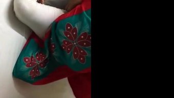 胸部丰满的妻子被丈夫...