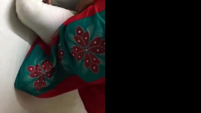 胸部丰满的妻子被丈夫的朋友操了