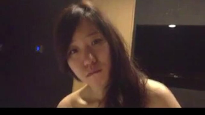 韩国大学女孩用阴茎口交
