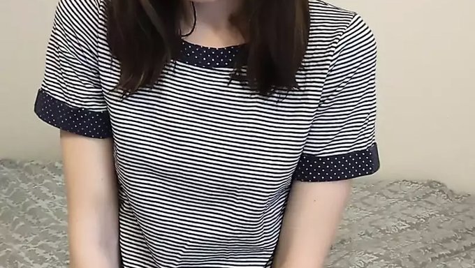 业余少女第一次体验内裤品尝和打屁股