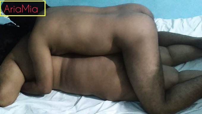 成熟和年轻的desi夫妇享受激烈的性爱