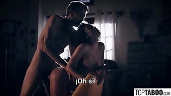 成熟的摄影师从黑人美...