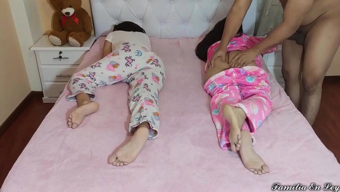 三个年轻女子与他们的叔叔一起享受热辣的三人行