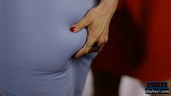 英国熟女穿着内衣与美...