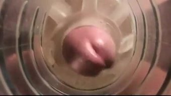 业余男人在网络摄像头...