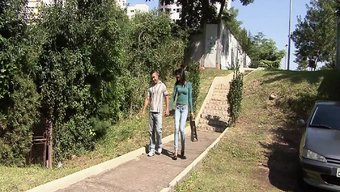 裸露的拉丁美女在亲密...
