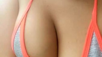Ana的大奶子和自慰会话