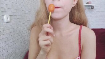 古怪的继妹在口交时享...