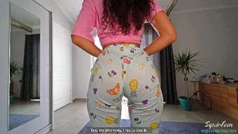 兴奋而涂油的熟女在热...
