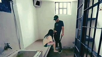 涉及与囚犯的露骨视频...
