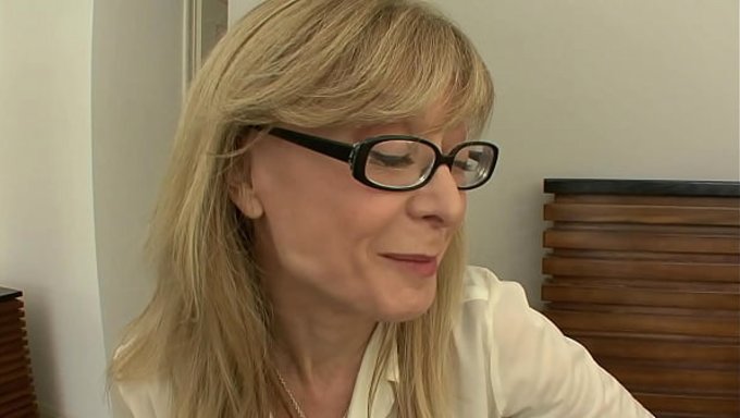 Nina Hartley被danny Wylde射得满穴都是精液,爽到不行。