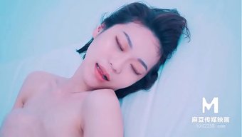 亚洲夫妇在大流行期间...