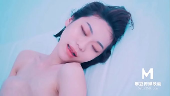 亚洲夫妇在大流行期间很少有亲密的机会。