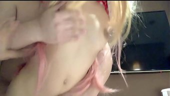女友的胸部很美,看着...