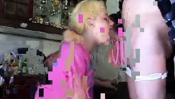 性欲旺盛的少女继妹喜欢看爸爸,也想玩
