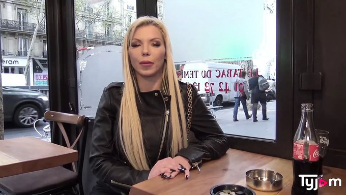 饥渴的金发女郎barbie Sins实现了她的法国梦想