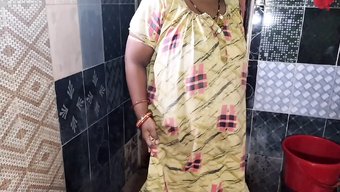 热辣的印度女人被机器...