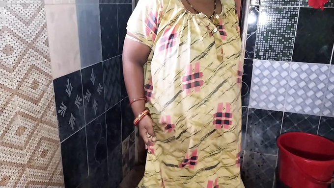 热辣的印度女人被机器勾引和操