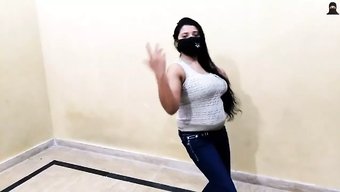 亚洲熟女在公共场合进...