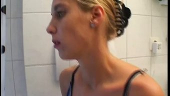 金发女孩在淋浴间里享受自己