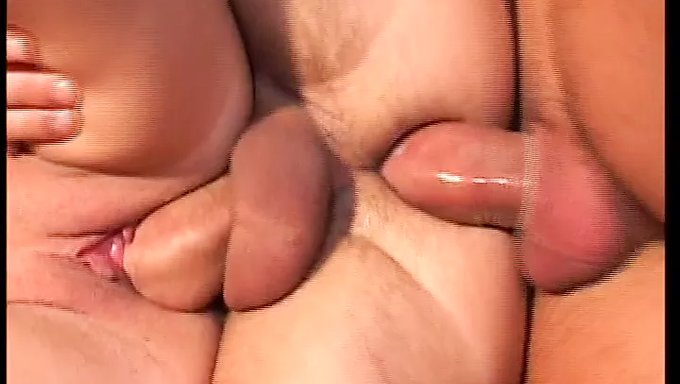 两个兴奋的家伙勾引了一个渴望精液的少女