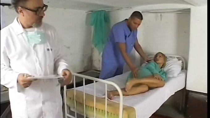 医生在热门视频中给病人口交和阴部口交