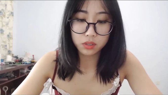 亚洲女孩在快速的脱衣舞和视频中炫耀她紧绷的身体